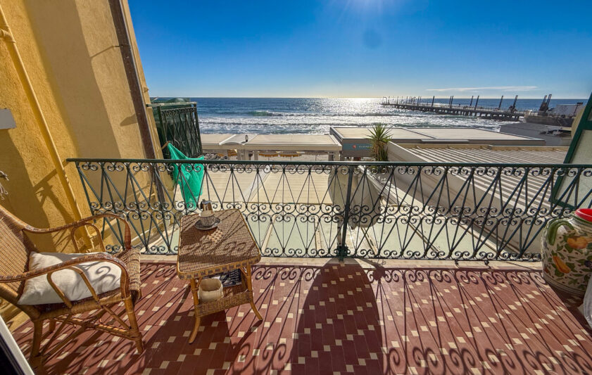 Panorama vista mare da terrazza di lusso ad Alassio, investimento immobiliare di pregio.
