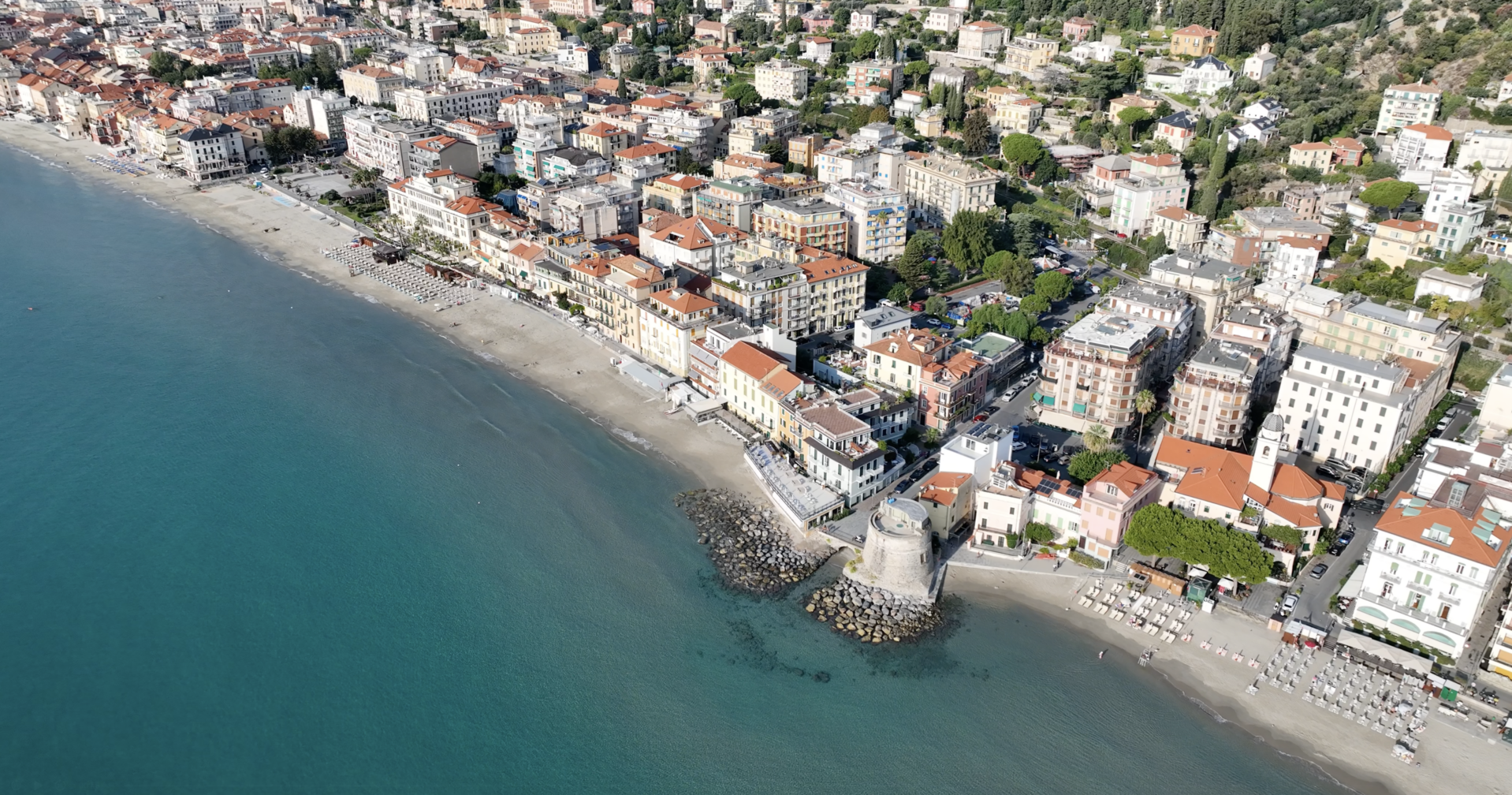 Panoramica del golfo e delle case in vendita per comprare casa ad Alassio